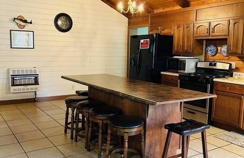 Groveoak Cabin | Spacious Log Cabin at Lake Guntersville