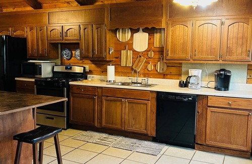 Groveoak Cabin | Spacious Log Cabin at Lake Guntersville