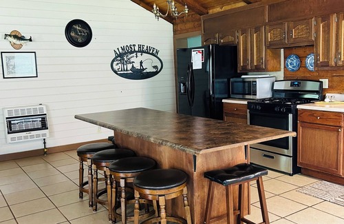 Groveoak Cabin | Spacious Log Cabin at Lake Guntersville