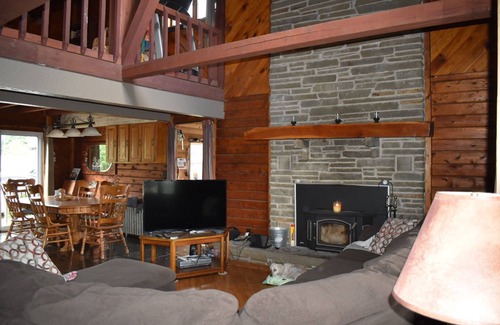 Hastings Cabin | Spacious log cabin overlooking our little town