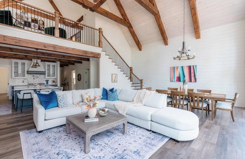 West Union House | Spacious Luxury Lakefront Home w/Hottub, Outdoor Sauna, & Gym Near Clemson