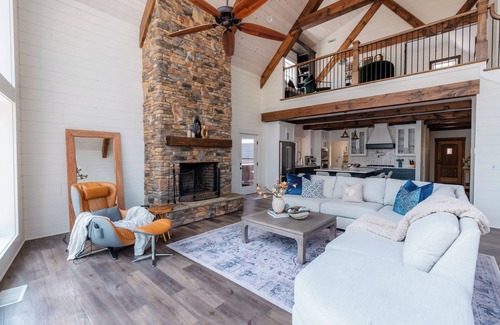 West Union House | Spacious Luxury Lakefront Home w/Hottub, Outdoor Sauna, & Gym Near Clemson