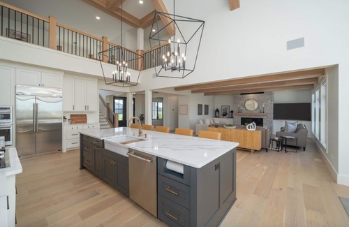 Sioux Falls House | Spacious Luxury Retreat – Private Pool, Gym, 5 Ensuite Bedrooms