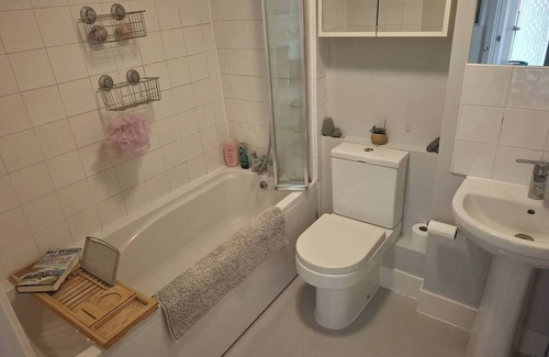 Shepherd's Bush Apartment | Spacious modern 1 bedroom flat, Notting Hill, West London