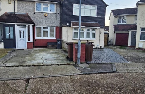 Heath House | Spacious & Modern 2-bed House in Dagenham