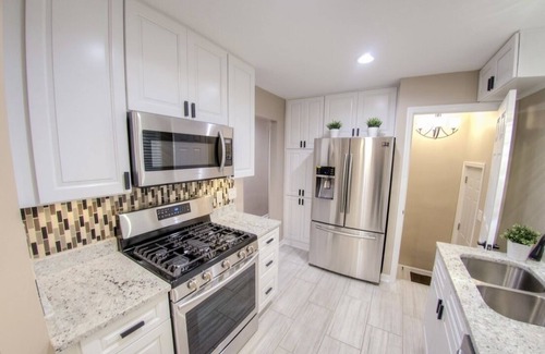 Whitehall House | Spacious, modern 4 bd, 2 bath w/upscale backyard