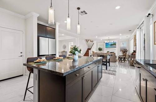 Ontario House | Spacious modern/6BR/8 Beds/3 king beds/Foosball table