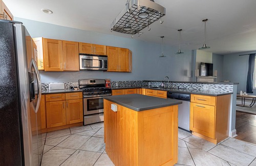 East Liberty House | Spacious Modern 7BR Retreat ~ 3 Story Gem in Pittsburgh