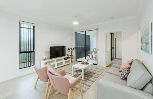 Southport House | Spacious Modern and Cozy 3BD Townhouse at Great Location