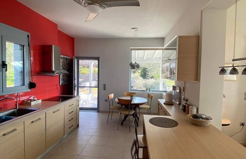 Mytilene House | Spacious , modern beachfront maisonette in a verdant suburb near the city centre