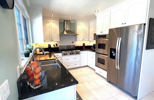 Foster City House | Spacious & Modern Executive Home in Foster City with lightening fast WiFi.
