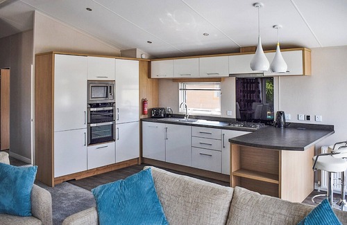 Arnold House | Spacious, modern lodge with two doubles and one twin.