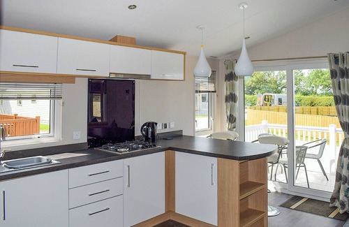 Arnold House | Spacious, modern lodge with two doubles and one twin.