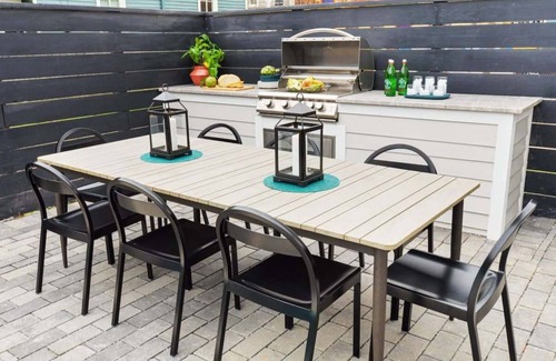 Faubourg Lafayette Hotel | Spacious Modern Unit With Heated Pool