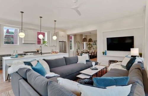 Faubourg Lafayette Hotel | Spacious Modern Unit With Heated Pool