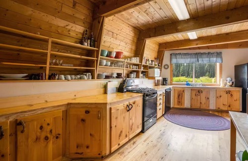 Lazy Acres Cabin | Spacious Mountain Cabin- 8 min. to Yellowstone Nat. Park. Beautiful Views.