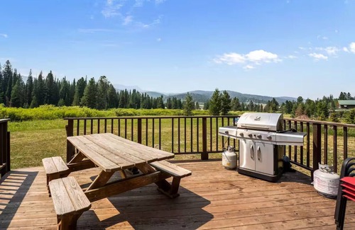 Lazy Acres Cabin | Spacious Mountain Cabin- 8 min. to Yellowstone Nat. Park. Beautiful Views.