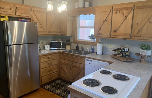 Helen Cabin | Spacious mountain home in Helen Georgia! Innsbruck Golf & Spa communityHOT TUB!