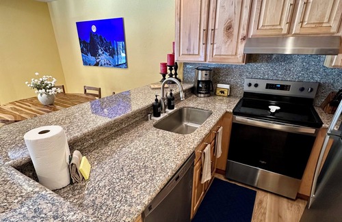 Majestic Pines Condo | Spacious Mountain Escape -1BR +Large Loft, 2 Bath, Perfect for Families & Groups