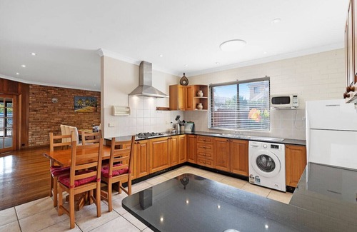 Ryde Villa | Spacious Mountain View Villa in Ryde + Sunset Deck