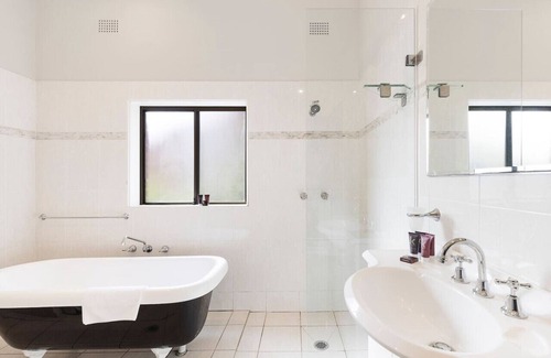 Ryde Villa | Spacious Mountain View Villa in Ryde + Sunset Deck