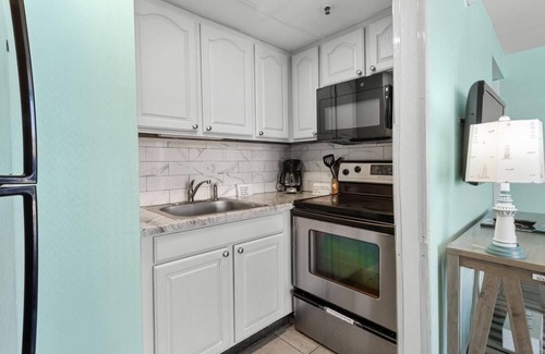 Myrtle Beach Hotel | Spacious Ocean View King:11th Flr Hot Breakfast