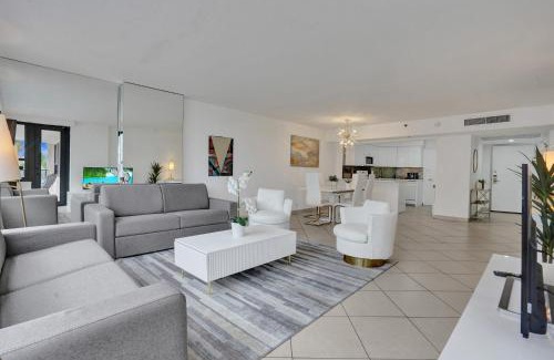 Mid Beach Apartment | Spacious Ocean View Resort Beach Condo 601