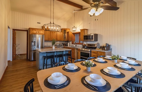 Hancock House | Spacious Oceanfront Chalet: Hot tub, Sunset Views, Game room