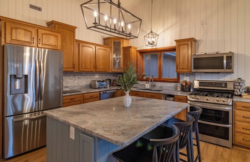 Hancock House | Spacious Oceanfront Chalet: Hot tub, Sunset Views, Game room