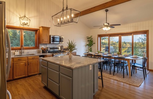 Hancock House | Spacious Oceanfront Chalet: Hot tub, Sunset Views, Game room