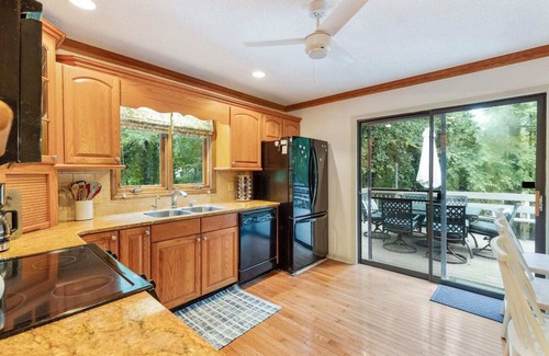 Anderson House | Spacious & Private Lakefront Retreat Near Clemson!