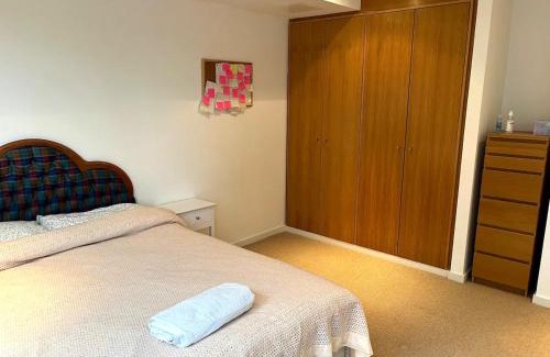 City Centre Glasgow House | Spacious Queen Bed City Centre Penthouse With Balcony - Homeshare - Live In Host