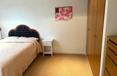City Centre Glasgow House | Spacious Queen Bed City Centre Penthouse With Balcony - Homeshare - Live In Host