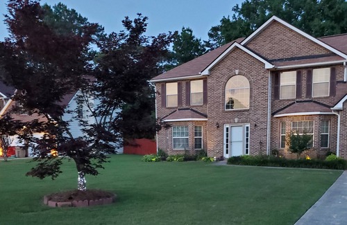 Jonesboro House | Spacious, Relaxing, Fun Home away from Home. sleeps up to 10