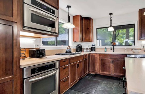 Sewanee House | Spacious Retreat on the Cliffside