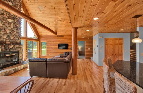 Mauston House | Spacious Retreat with Private Swimming and Fishing Pond Near Wisconsin Dells