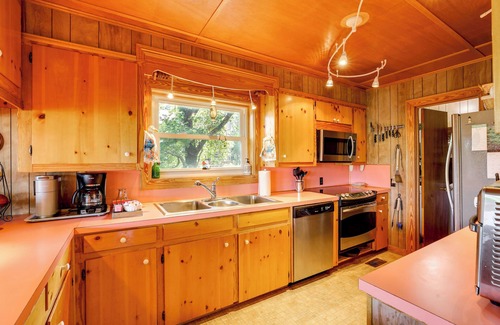 Jacksonboro House | Spacious Riverfront Cottage w/Dock in Green Pond!