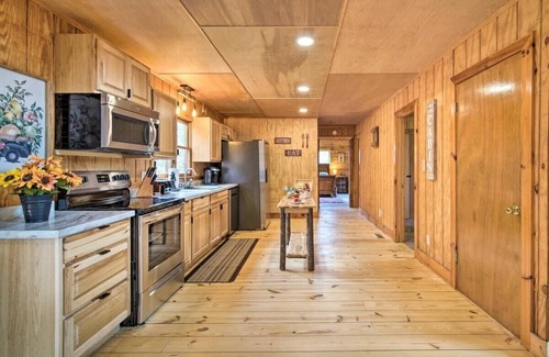 Ellijay Cabin | Spacious Rustic Cabin w/Hot Tub near Carters Lake!