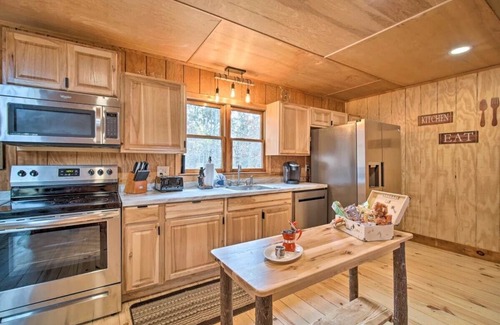 Ellijay Cabin | Spacious Rustic Cabin w/Hot Tub near Carters Lake!