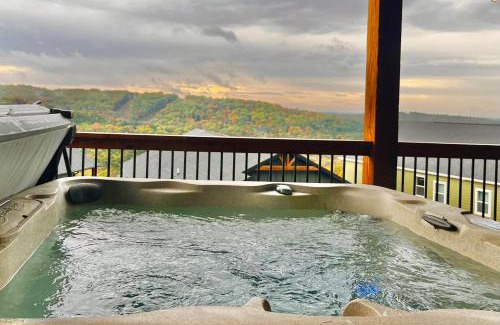 Indian Point House | Spacious Rustic Elm Lodge