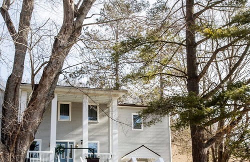 Norwalk House | Spacious & secluded grand home near Kickapoo River, Bike Trails, & ATV routes