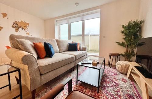 Borehamwood Apartment | Spacious, step free family flat with secure parking