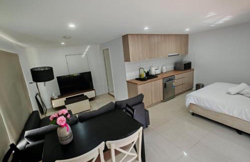 Hornsby House | Spacious Studio with Garden close 2train&Westfield