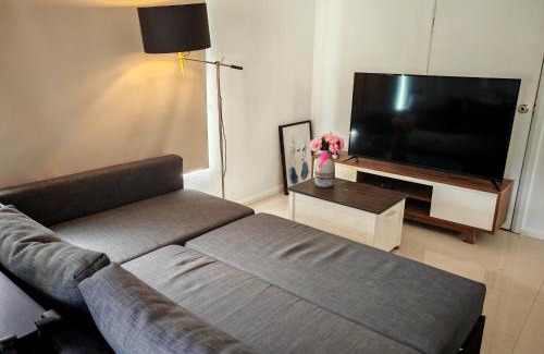 Hornsby House | Spacious Studio with Garden close 2train&Westfield