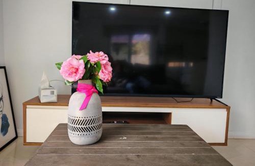 Hornsby House | Spacious Studio with Garden close 2train&Westfield