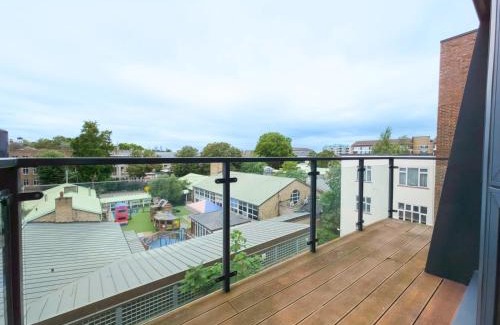 Bow Apartment | Spacious Stylish Flat with Balcony Pass The Keys