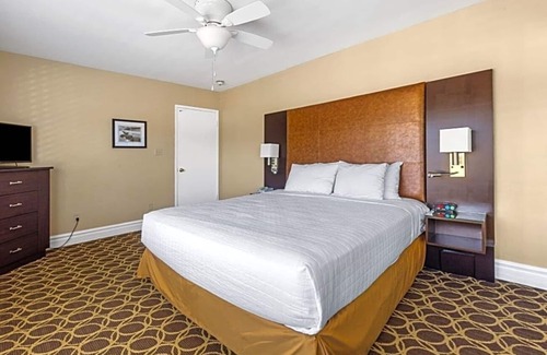 Corte Madera Hotel | Spacious Suite | Courtyard | Outdoor Pool | Free Parking | BBQ Area