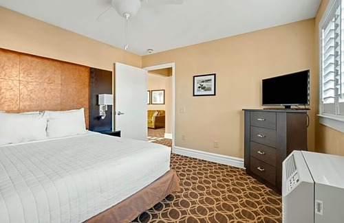 Corte Madera Hotel | Spacious Suite | Courtyard | Outdoor Pool | Free Parking | BBQ Area