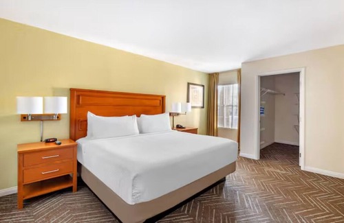 Las Vegas Hotel | Spacious Suite with Patio | Outdoor Pool Access Near Fountains of Bellagio