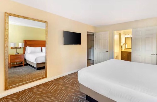 Las Vegas Hotel | Spacious Suite with Patio | Outdoor Pool Access Near Fountains of Bellagio